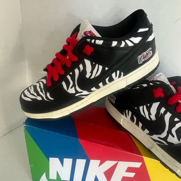 Nike Sb Dunk low og qs Quartersnacks size 8.5 Zebra print new in box.